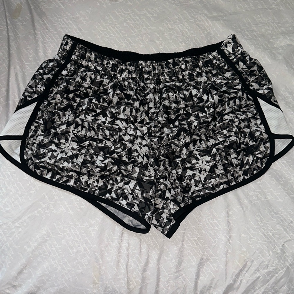 Great shorts no hole or snags, great material, very comfortable.